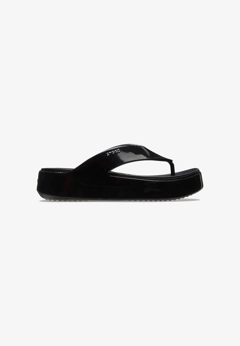 Zwarte platform flip-flops met een glanzende afwerking, voorzien van een dunne tussenstukstrap en een gestructureerde zool voor grip. Veelzijdig ontwerp, geschikt voor casual gebruik.