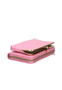 Portafoglio in pelle rosa con una chiusura e una cerniera in accento dorato. Presenta una superficie testurizzata e un design compatto per una facile conservazione.