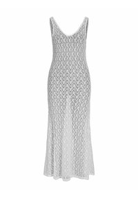 Vestido largo de encaje blanco con un cuerpo ajustado y falda acampanada. Presenta un escote redondeado y patrones florales intrincados en toda la prenda.