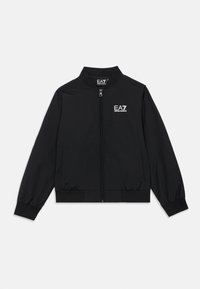 Giacca bomber nera con zip frontale, polsini e colletto a coste. Presenta il logo EA7 bianco sul lato sinistro del petto. Texture liscia.