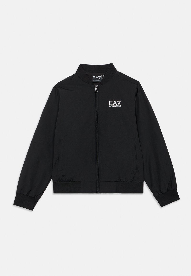 Giacca bomber nera con zip frontale, polsini e colletto a coste. Presenta il logo EA7 bianco sul lato sinistro del petto. Texture liscia.