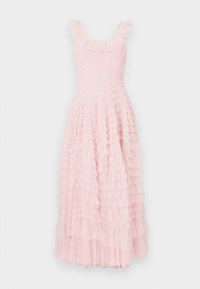 Rózsaszín fodros ruha, testhezálló felsőrésszel és réteges, texturált szoknyával. Kerek nyakkivágással és finom fodros díszítéssel a vállaknál.