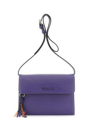 Fioletowa skórzana torebka na ramię z klapą, regulowanym czarnym paskiem i kolorowymi frędzlami przy zamku dla dodatkowego akcentu.