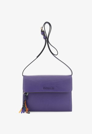Sac en cuir violet à bandoulière, doté d'une fermeture à rabat, d'une sangle noire ajustable et de pompons colorés attachés à la fermeture éclair pour une touche supplémentaire.
