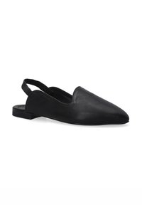 Czarne skórzane buty typu slingback na płaskim obcasie z ostro zakończonym noskiem i minimalistycznym designem. Posiadają niski, kwadratowy obcas oraz elastyczny pasek dla lepszego dopasowania.
