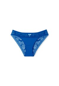 String en dentelle bleue et tissu avec une taille décorative en dentelle et des panneaux latéraux, présentant une texture lisse et un design à coupe classique.