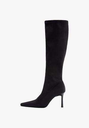 Zwarte kniehoge laars gemaakt van glad synthetisch materiaal, met een spitse neus en een slanke hoge hak. Naadloos ontwerp zonder zichtbare hardware.
