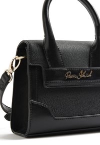 Czarna strukturalna torebka wykonana z teksturowanej skóry, z złotym akcentem logo, krótkimi uchwytami oraz odpinanym paskiem na ramię.