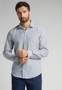 Blau-weiße gestreifte Hemdbluse mit langen Ärmeln, einem spitzen Kragen und abgerundetem Saum, aus leichtem Stoff gefertigt.