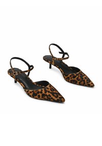 Décolleté con stampa leopardata, punta appuntita, dettagli neri, tacco a blocco piccolo e tessuto texturizzato. Cinturino con fibbia per una vestibilità sicura.