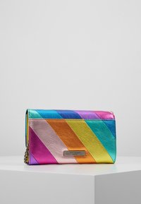 Kleurrijke metallic leren portemonnee met diagonale strepen in tinten blauw, roze, oranje en groen, voorzien van een kettinghengsel en logo-detail.