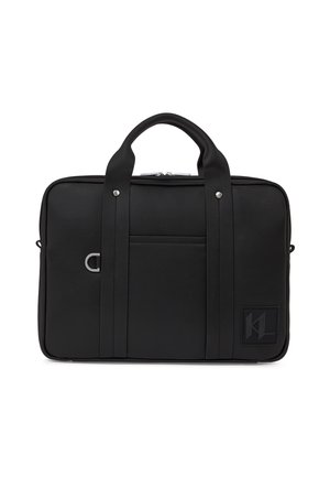 Servietă neagră dreptunghiulară cu două mânere, buzunar frontal, fermoar argintiu și un inel metalic mic pe partea stângă, pe un fundal alb.