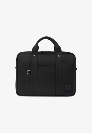 Valigetta rettangolare nera con due manici, tasca frontale, cerniera argentata e un piccolo anello metallico sul lato sinistro, su sfondo bianco.