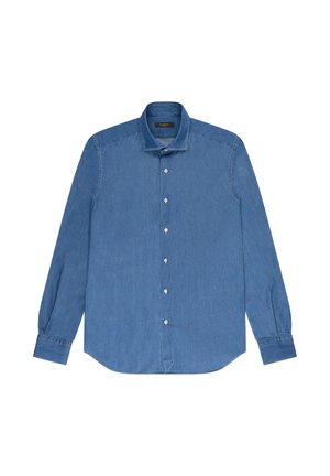 Niebieska dżinsowa koszula z długim rękawem, zapinana na guziki, z klasycznym kołnierzem i białymi guzikami z przodu, rozłożona na płasko na białym tle.