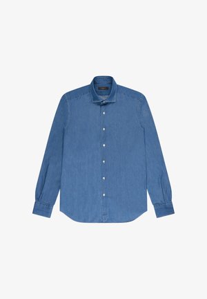 Camisa de mezclilla azul de manga larga con cuello clásico y botones blancos en la parte delantera, colocada plana sobre un fondo blanco.