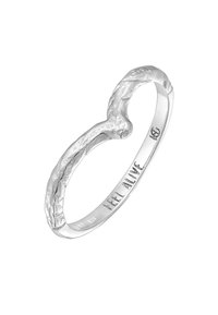 Silverring med en strukturerad, organisk design. Har en slät, polerad insida med ingraverad text "FEEL ALIVE" på ena sidan.