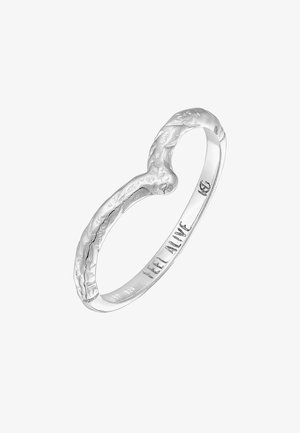 Sølvring med et struktureret, organisk design. Har en glat, poleret inderside med indgraveringen "FEEL ALIVE" på den ene side.