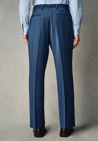 Mænds blå dressbukser med en skræddersyet pasform, talje, plisseringer og baglommer. Glat stoftekstur og lige ben design.