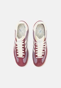 Adidas-sneakers med en burgunderfärgad mocka- och lilafärgad syntetisk ovandel, vita snören och tre vita ränder. Innersulan har ett logomönster.