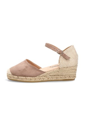 Zapato espadrille de cuña para mujer en beige con punta cerrada, correa en el tobillo y detalles tejidos en el talón y la suela.