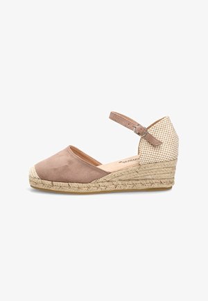 Zapato espadrille de cuña para mujer en beige con punta cerrada, correa en el tobillo y detalles tejidos en el talón y la suela.