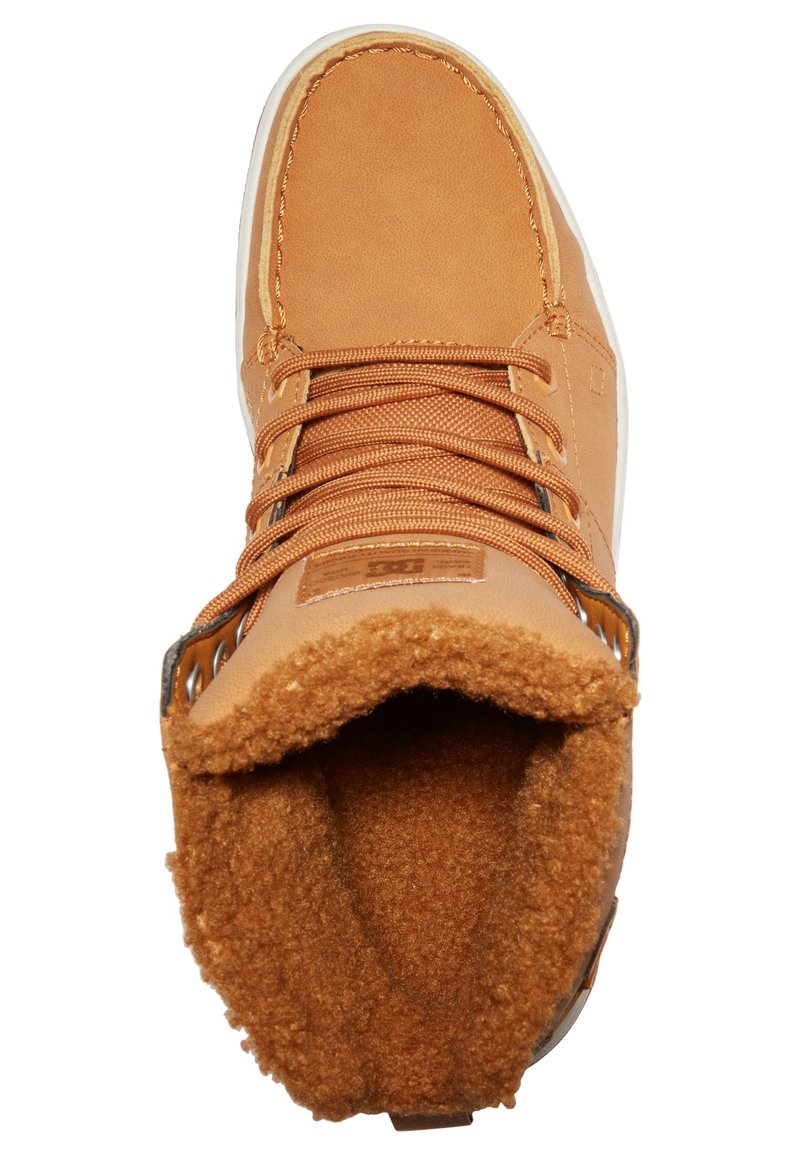 Brauner High-Top-Schuh mit einer glatten Oberfläche, strukturierten Schnürsenkeln und einem weichen, mit Fell gefütterten Innenraum. Weiße Gummisohle sichtbar an der Unterseite.