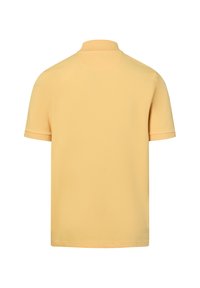 Kurzärmliges Polohemd aus weichem gelben Stoff. Verfügt über einen klassischen Kragen und eine glatte, einfarbige Textur, ohne sichtbare Muster oder Akzente.