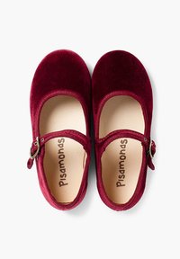 Bordeaux fluwelen Mary Jane schoenen met een ronde neus, platte zool en een zijgesp. Het interieur heeft een beige voering met het "Pisamonas" logo.