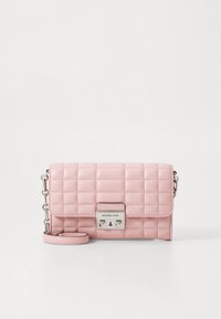 Roza prešita usnjena torbica čez ramo z srebrnimi okovji, verižnim trakom in zaponko z logotipom oblikovalca. Pravokotna oblika, kompaktna zasnova.