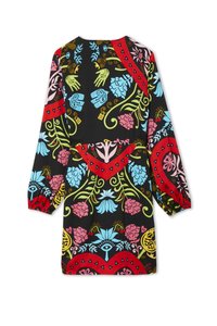 Μακρυμάνικο φόρεμα από μαύρο ύφασμα με πολύχρωμα λουλουδάτα και χειροποίητα σχέδια, με κόκκινες λεπτομέρειες και μια ποικιλία από ζωντανά μοτίβα σε όλη την επιφάνεια.