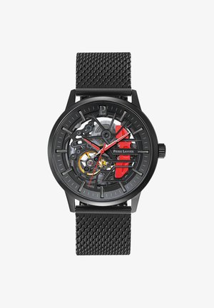 Ronde zwarte horloge met een skeleton wijzerplaat, rode accenten en een gestructureerde zwarte mesh band. Bevat zichtbare interne mechanica en zilveren details.