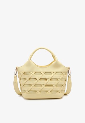 Borsa a mano in pelle intrecciata gialla con manici superiori e tracolla rimovibile su sfondo bianco.