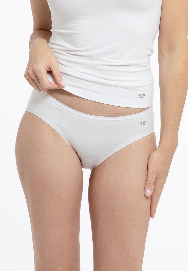 Weißer Baumwollslip mit glatter Textur, niedrig sitzendem Design und elastischem Bund. Subtile Logodetails am Bund.