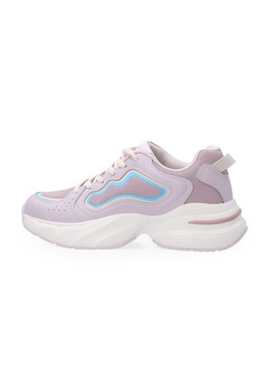 Lyse lilla sneaker med hvid tyk sål, mesh panel, blå og beige dekorative accenter, snørebånd og hæltrækstrop på hvid baggrund.