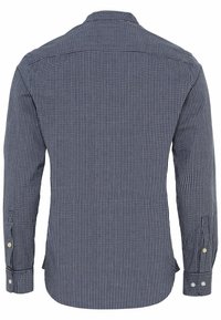 Chemise bleu marine manches longues avec fines rayures verticales blanches, poignets boutonnés et col classique, vue de dos.