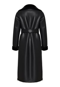 Dlouhý kabát z černé umělé kůže s opaskem v pase, huňatým límcem a manžetovými akcenty. Má hladkou, lesklou texturu a boční zipy.
