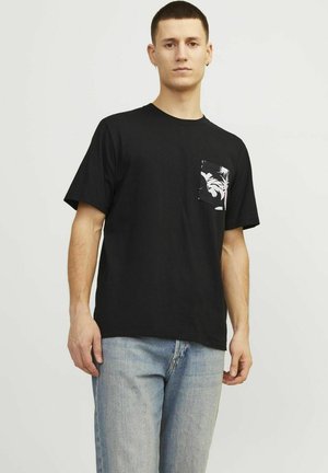 Sort bomulds t-shirt med rund halsudskæring og korte ærmer, med et hvidt palmebladsmønster på venstre brystlomme.