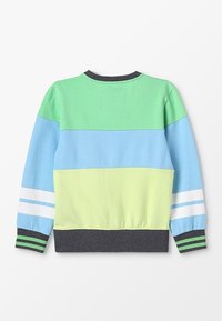 Sudadera con bloques de color que presenta paneles en verde, azul y amarillo, con acentos a rayas en blanco y verde, y un cuello y dobladillo de canalé en negro.