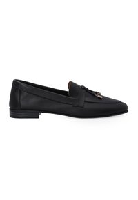Schwarze Lederloafers mit flachem Absatz, die an der Vorderseite mit einem dekorativen Knoten verziert sind. Glatte Textur und schlichtes Design.