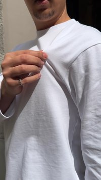 Άνδρας με ανοιχτόχρωμη τριχοφυΐα στο πρόσωπο, φοράει άσπρο πουκάμισο με μακριά μανίκια, τσιμπάει το ύφασμα κοντά στον ώμο, δαχτυλίδι στο αριστερό χέρι.