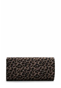 Leopardmönstrad kuvertväska i mjukt tyg, med nyanser av brunt och svart. Rektangulär form med en slät yta och ingen synlig hårdvara.