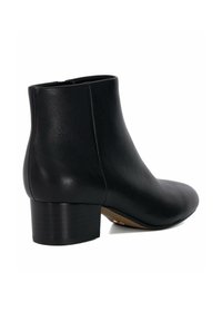 Bottine en cuir noir avec un bout arrondi, texture lisse et un petit talon bloc. Présente une fermeture éclair à l'arrière pour un enfilage facile.