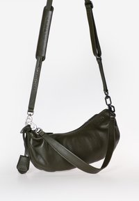 Borsa a spalla in pelle di colore verde oliva scuro con superficie testurizzata. Presenta una tracolla rimovibile e una chiusura zip con un accento metallico.