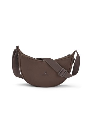 Brun crescentformet crossbody taske med justerbar rem og lynlåslukning, mærket "Johnny Urban" foran i midten.