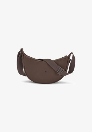 Brun crescentformet crossbody taske med justerbar rem og lynlåslukning, mærket "Johnny Urban" foran i midten.