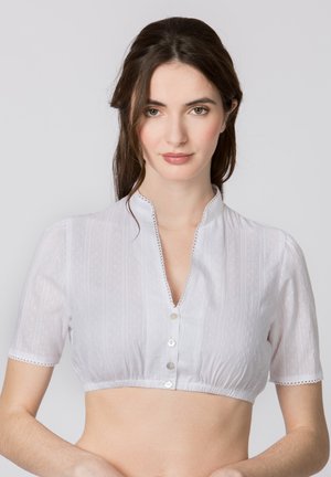 Weißes, kurzärmeliges, kurzes Blusenshirt mit Stehkragen, vorderer Knopfleiste und strukturiertem Muster aus vertikalen Streifen und Punkten.