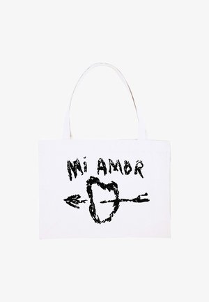 Borsa a spalla in tela, bianca con scritte nere "Mi Amor", caratterizzata da un design con cuore e freccia. Manici robusti, texture minimale.