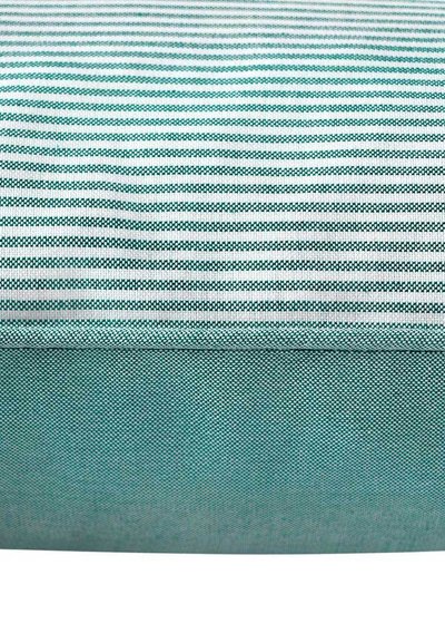 Καλύμμα μαξιλαριού με ρίγες σε τιρκουάζ και λευκό, με υφασμάτινη υφή και λείο, επίπεδο ράμμα. Στοιχεία περιλαμβάνουν ένα συμπαγές κάτω τμήμα σε τιρκουάζ.