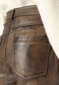 Rouge Edit VIBRAY TROUSER - Usnjene hlače - brown stone