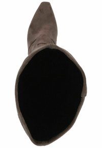 Botín de ante marrón con punta afilada, que presenta un interior suave y una textura exterior lisa. El diseño es elegante y aerodinámico.